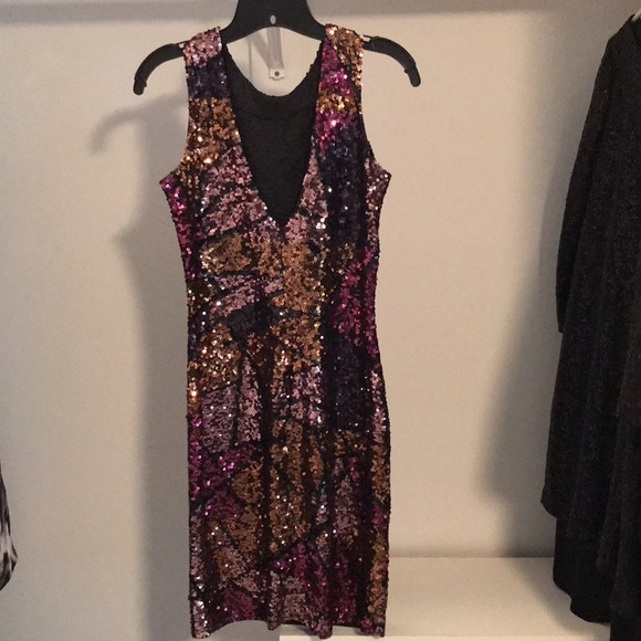 EUC BEAUTIFUL FITTED SEQUINED DRESS. GEOMETRIC PATTERN.NICE V BACK NECKLINE SZ 6 - Picture 4 of 6